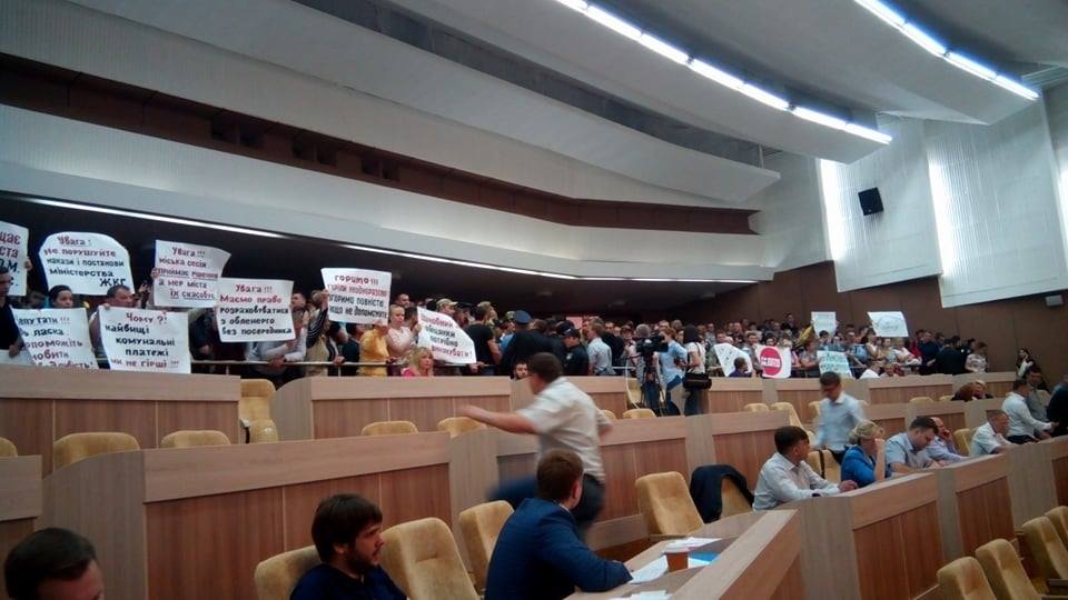 Сотні сумчан прийшли на сесію міськради з вимогою відміни підвищення вартості проїзду
