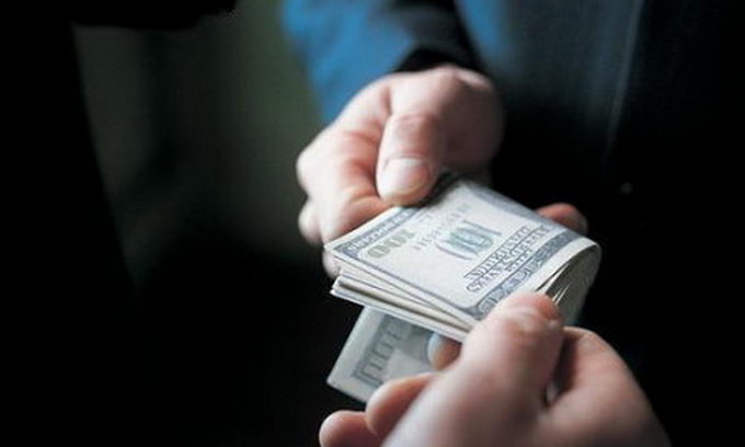 Прокуратурою та СБУ Сумщини за підозрою у вимаганні та одержанні 150 тис. дол. США затримано двох осіб