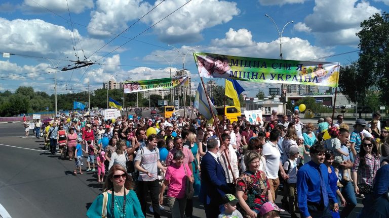 У Сумах в день Маршу рівності численнішим виявився марш на підтримку сімейних цінностей