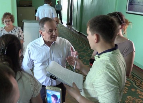 Міському голові Глухова Мішелю Терещенку зачитали протокол про вчинення адміністративного корупційного правопорушення. Фото Стопкорупції. Міському голові Глухова Мішелю Терещенку зачитали протокол про вчинення адміністративного корупційного правопорушення. Фото Стопкорупції.
