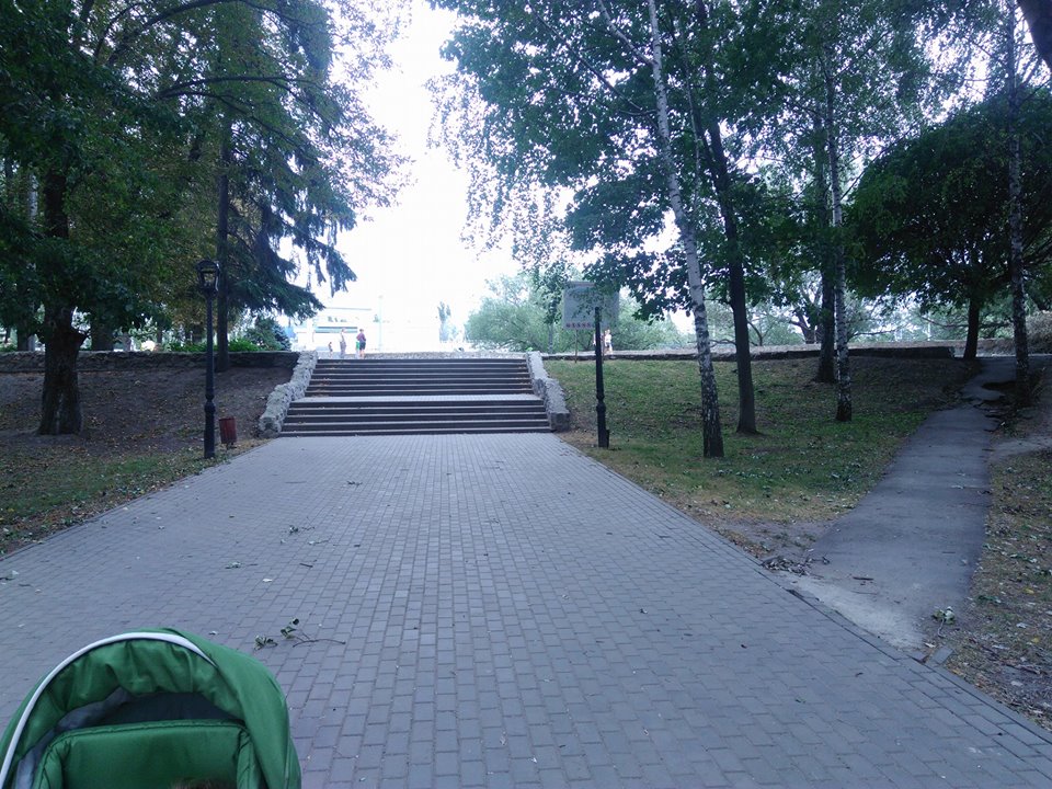 Сумчани скаржаться на відсутність пандусів у міському парку Сумчани скаржаться на відсутність пандусів у міському парку