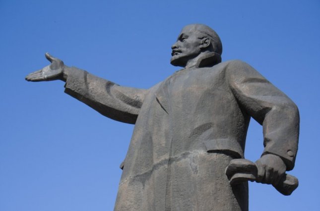 З пам'ятника Леніну у Сумах пропонують зробити олімпійця-ходака З пам'ятника Леніну у Сумах пропонують зробити олімпійця-ходака