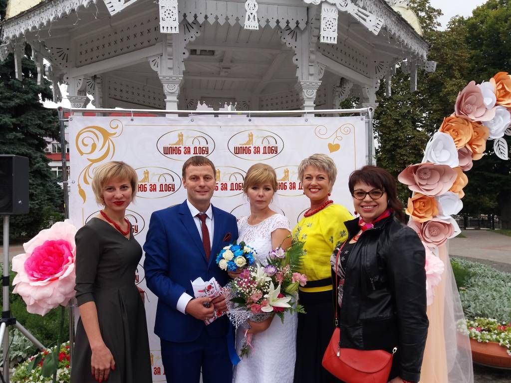 Весілля на День міста: у Сумах дві пари одружилися в Альтанці Весілля на День міста: у Сумах дві пари одружилися в Альтанці