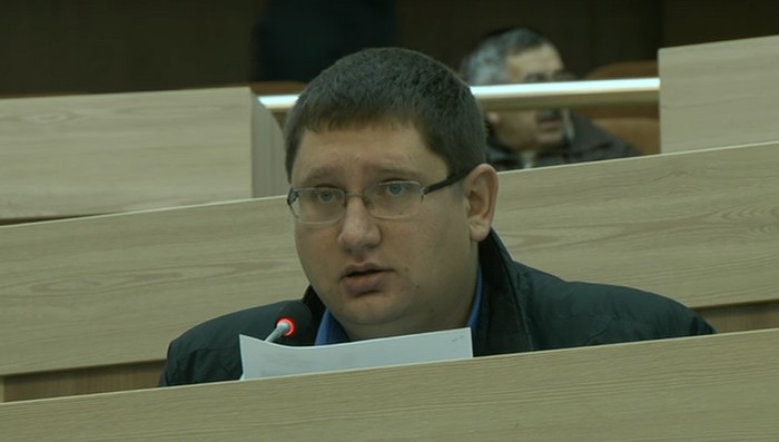 Депутат сумської міськради розбив лавкою вітрину в кафе Депутат сумської міськради розбив лавкою вітрину в кафе