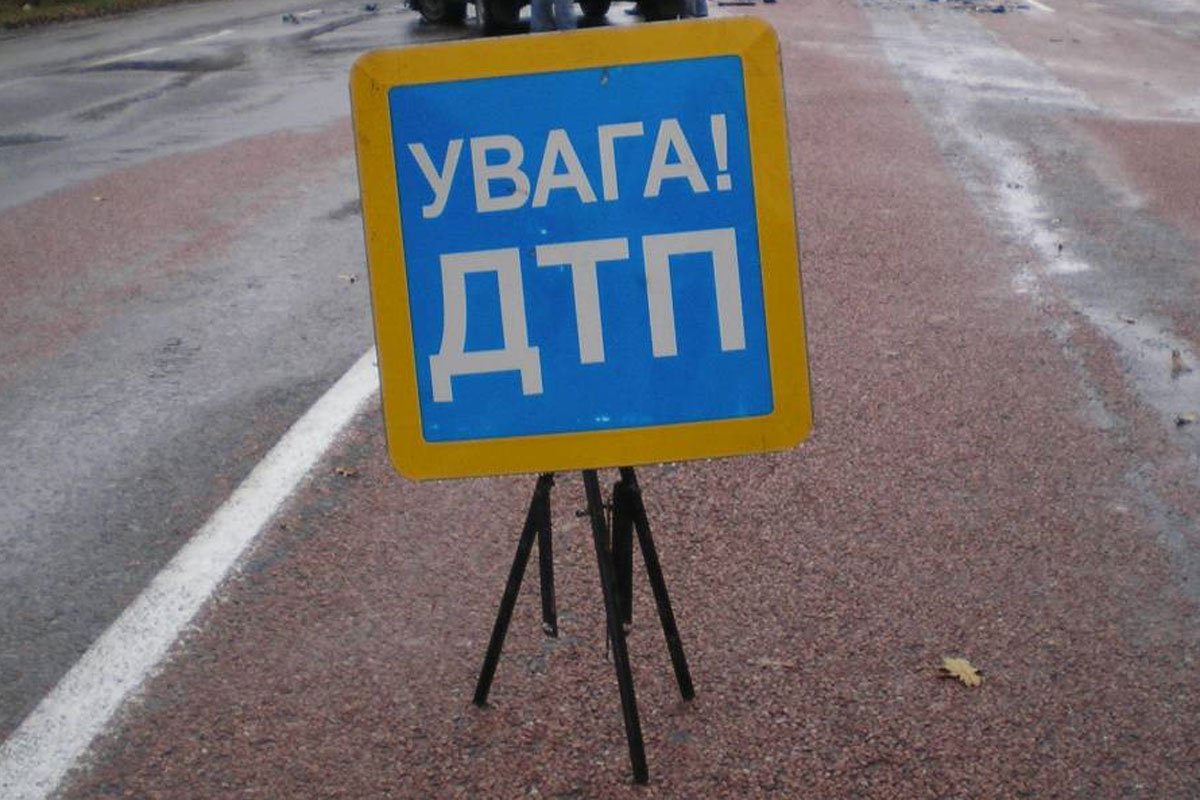 По вулиці Героїв Крут автомобіль Skoda oktavia "наздогнав" новий тролейбус По вулиці Героїв Крут автомобіль Skoda oktavia "наздогнав" новий тролейбус