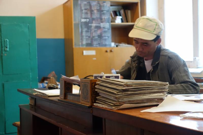 З роботою, каже Микола, тепер час тут летить швидше