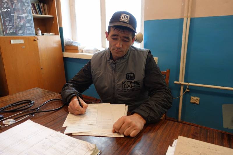 У санчастині Микола підписує протоколи: "Ну, у мене і підпис, як у президента"