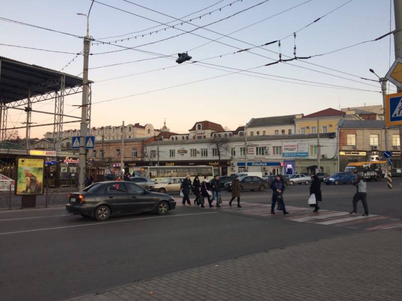 Сумчани просять оптимізувати пішохідний рух між Макдональдсом і універмагом "Київ"