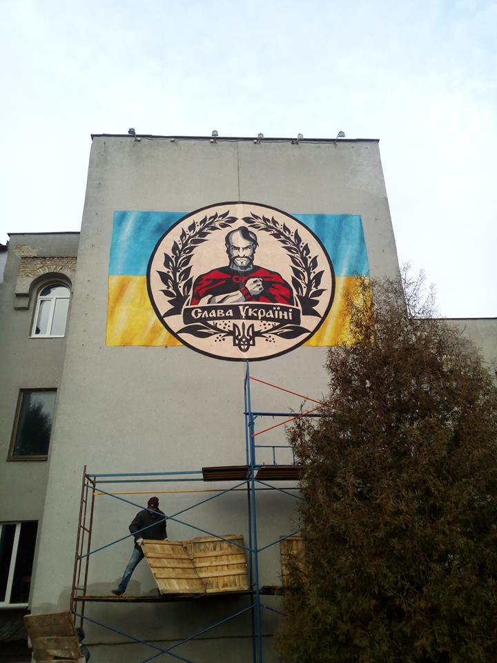 Мер Сум обіцяє відреагувати на скандальний мурал, але ще не знає як