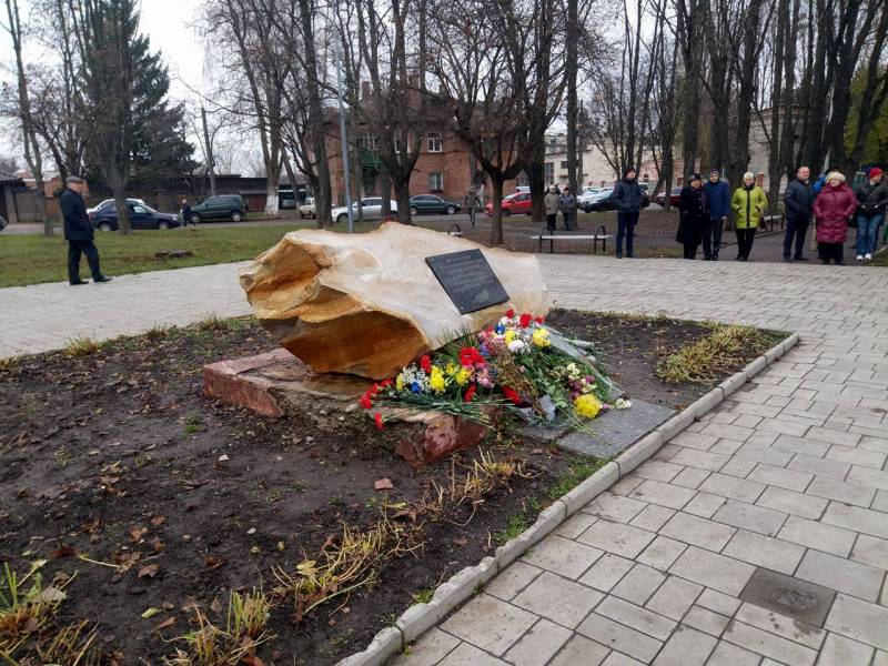У Сумах поклали квіти до пам’ятного знаку на честь Героїв Небесної Сотні У Сумах поклали квіти до пам’ятного знаку на честь Героїв Небесної Сотні