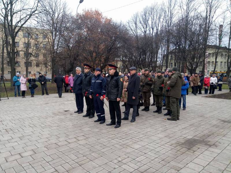 У Сумах поклали квіти до пам’ятного знаку на честь Героїв Небесної Сотні У Сумах поклали квіти до пам’ятного знаку на честь Героїв Небесної Сотні