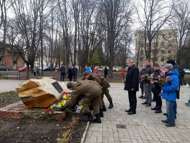 У Сумах поклали квіти до пам’ятного знаку на честь Героїв Небесної Сотні У Сумах поклали квіти до пам’ятного знаку на честь Героїв Небесної Сотні