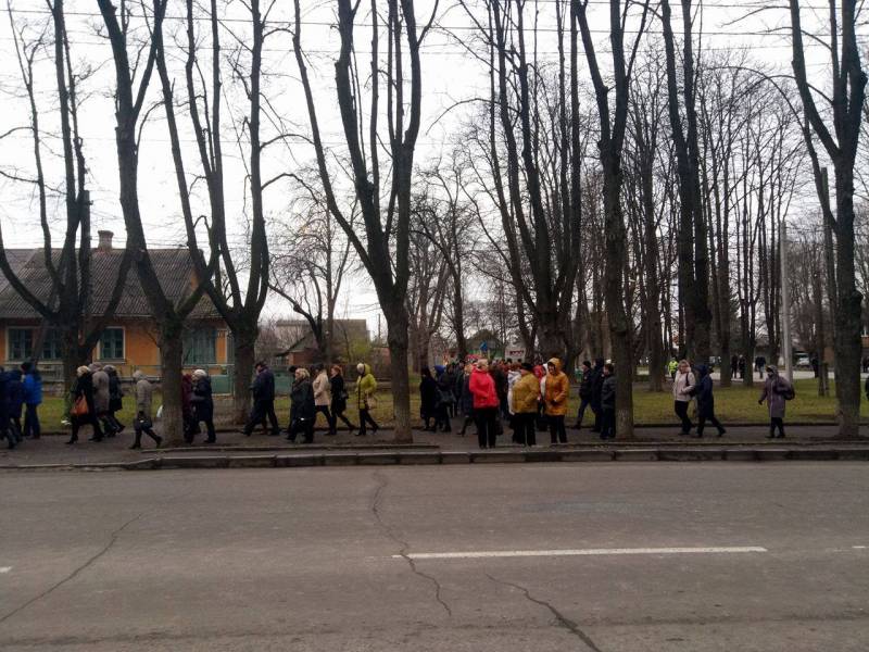 Люди прямують на поминальну молитву Люди прямують на поминальну молитву