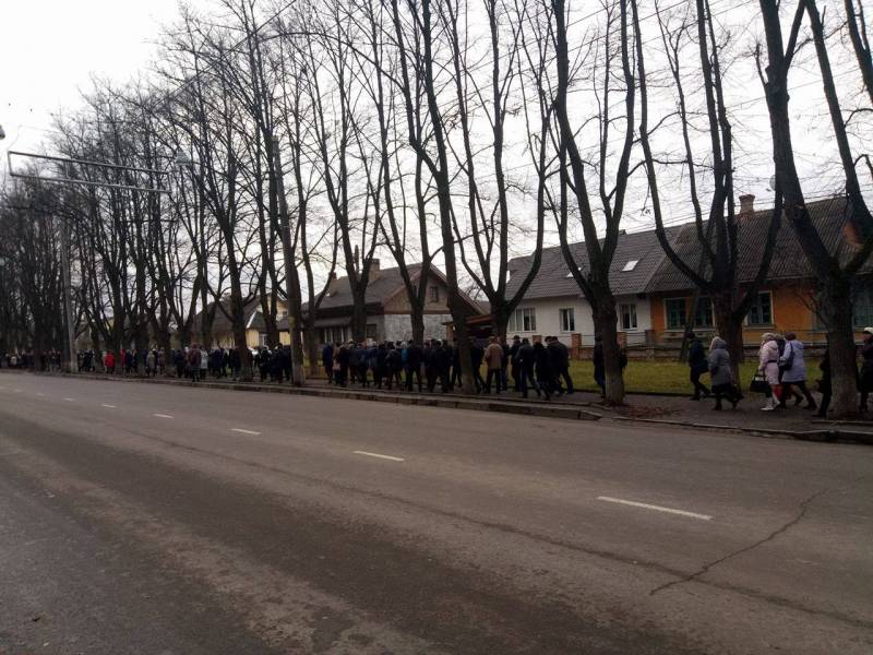 Люди прямують на поминальну молитву Люди прямують на поминальну молитву
