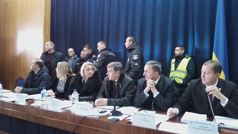 Міський голова Сум захищається від активістів поліцією
