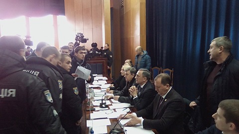 Міський голова Сум захищається від активістів поліцією