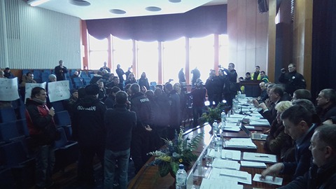 Міський голова Сум захищається від активістів поліцією