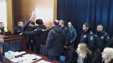Міський голова Сум захищається від активістів поліцією