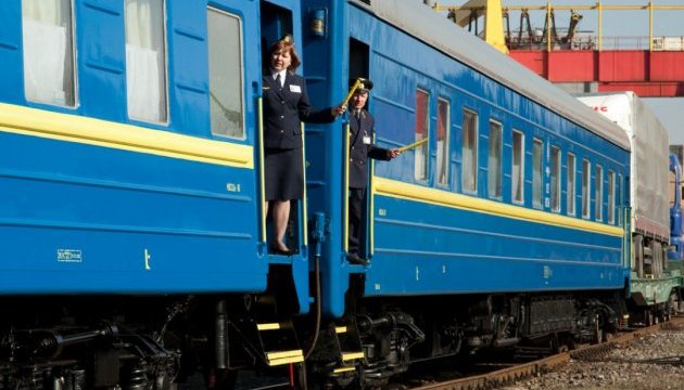 Укрзалізниця почала призначати додаткові поїзди на травневі свята