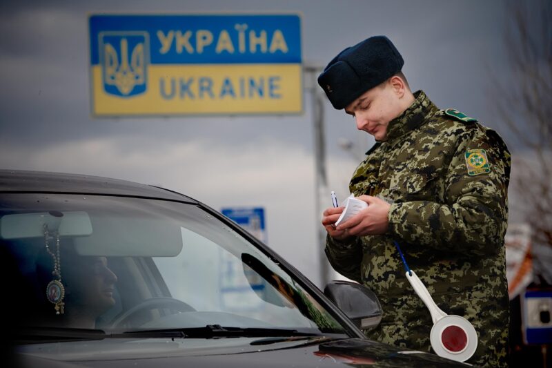Умови виїзду за кордон особи, яка супроводжує людину з інвалідністю