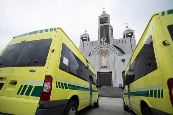 МОЗ отримало від УГКЦ 12 реанімобілів для посилення медзакладів