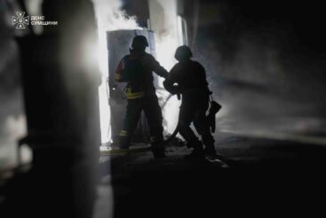 Поранена жінка, пожежа на полі та пошкоджена ферма: російська армія обстріляла 24 населені пункти Сумської області